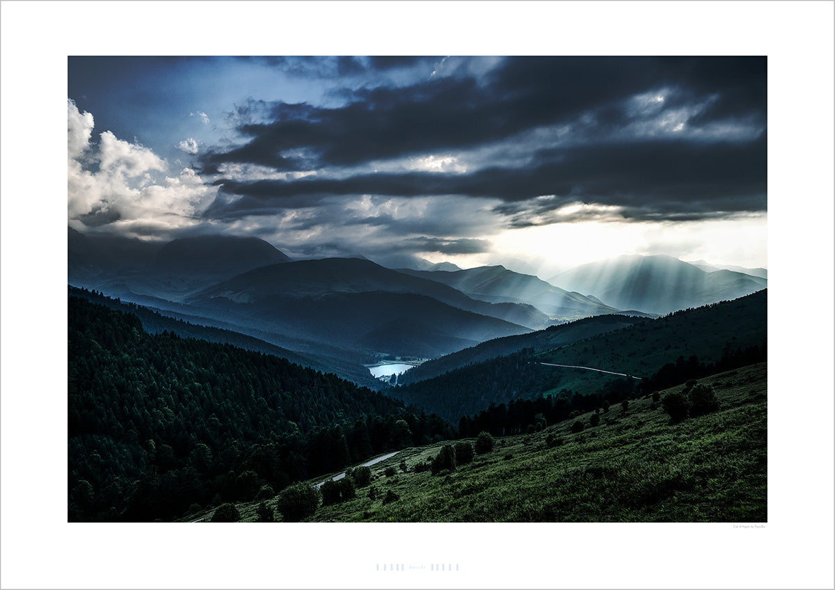 Mountain landscape with sun rays穿透云层